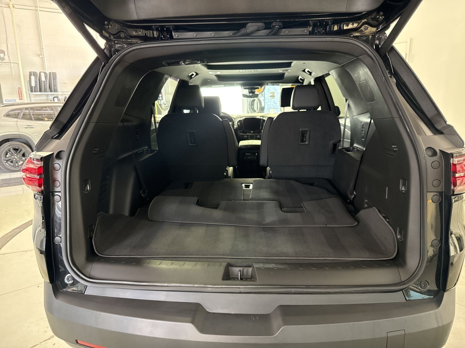 Used 2023 Chevrolet Traverse RS AWD/4WD image 27