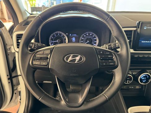 Used 2022 Hyundai Venue Limited image 17