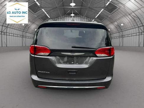 Used 2017 Chrysler Pacifica Touring-L FWD image 4