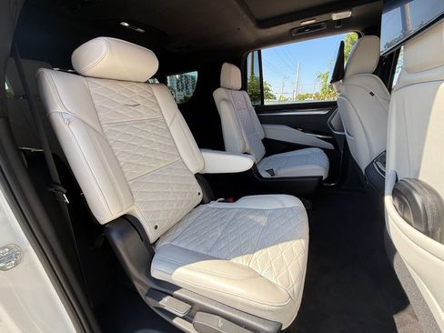 Used 2025 Cadillac Escalade ESV V AWD/4WD image 26