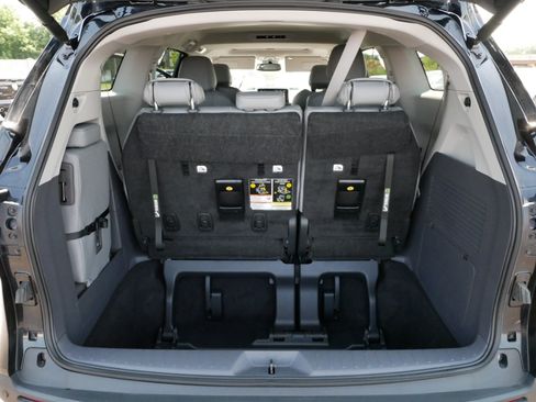 Used 2024 Toyota Sienna XLE FWD image 18