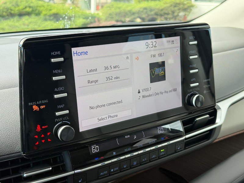 Used 2024 Toyota Sienna XLE FWD image 24