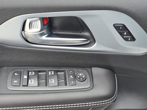New 2026 Chrysler Pacifica Limited w/ Uconnect Theater Family Group image 23