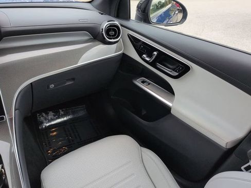 Used 2024 Mercedes-Benz GLC 300 image 16