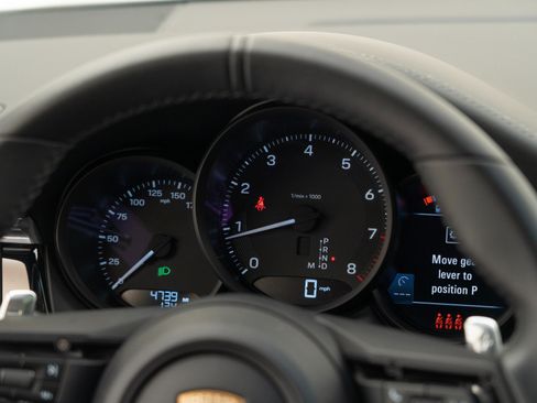 Certified 2025 Porsche Macan AWD/4WD image 31