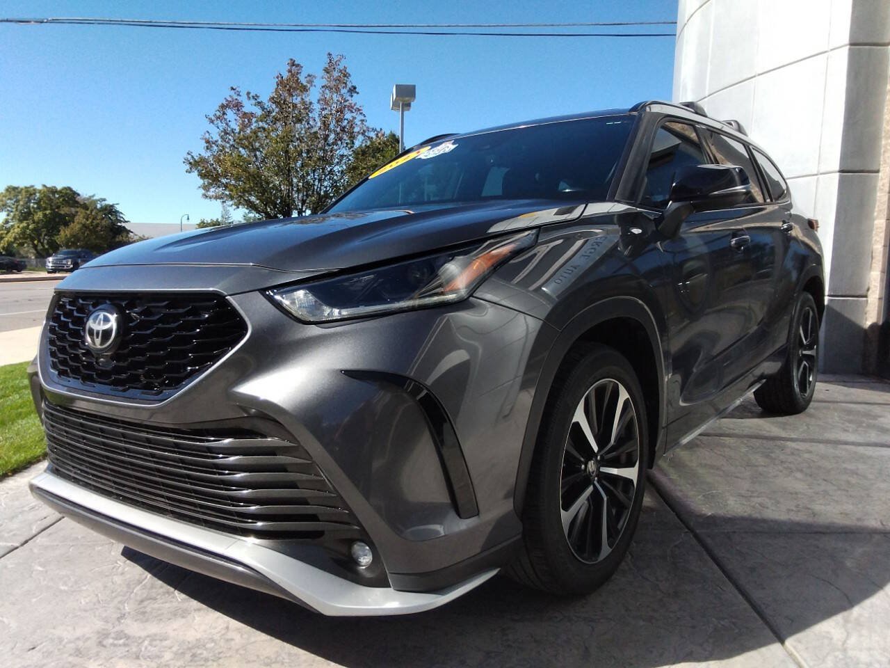Used 2021 Toyota Highlander XSE FWD image 3