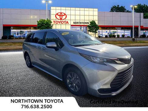 Used 2025 Toyota Sienna LE FWD image 6