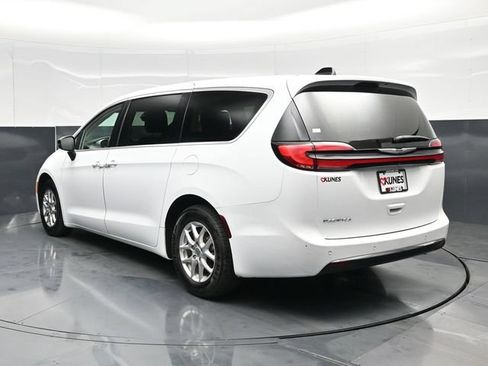 Certified 2024 Chrysler Pacifica Touring-L FWD image 12