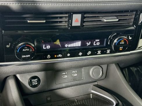 Used 2025 Nissan Rogue SL FWD image 16