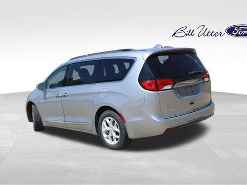 Used 2017 Chrysler Pacifica Touring-L w/ Tire & Wheel Group FWD image 7