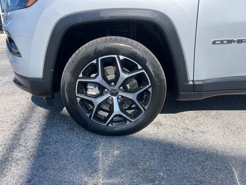 Used 2025 Jeep Compass Limited image 16