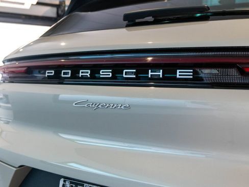 Certified 2025 Porsche Cayenne AWD/4WD image 15