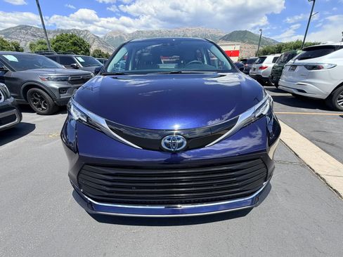 Used 2022 Toyota Sienna XLE w/ XLE Plus Package AWD/4WD image 8