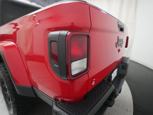 Used 2021 Jeep Gladiator Willys image 30