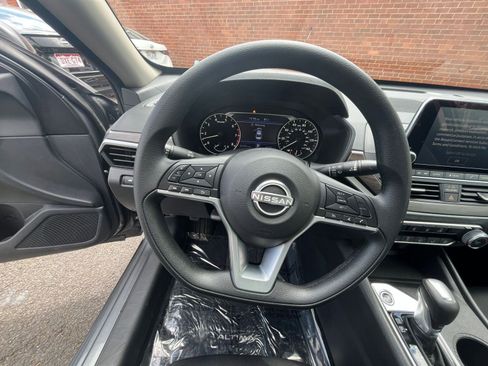 Used 2025 Nissan Altima 2.5 SV FWD image 27