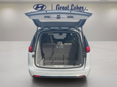 Used 2020 Chrysler Pacifica Touring-L Plus w/ Advanced Safetytec Group image 10