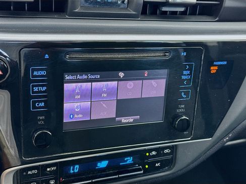 Used 2019 Toyota Corolla LE w/ Carpet Mat Package (TMS) FWD image 9