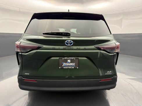 Used 2024 Toyota Sienna XLE w/ XLE Plus Package image 4