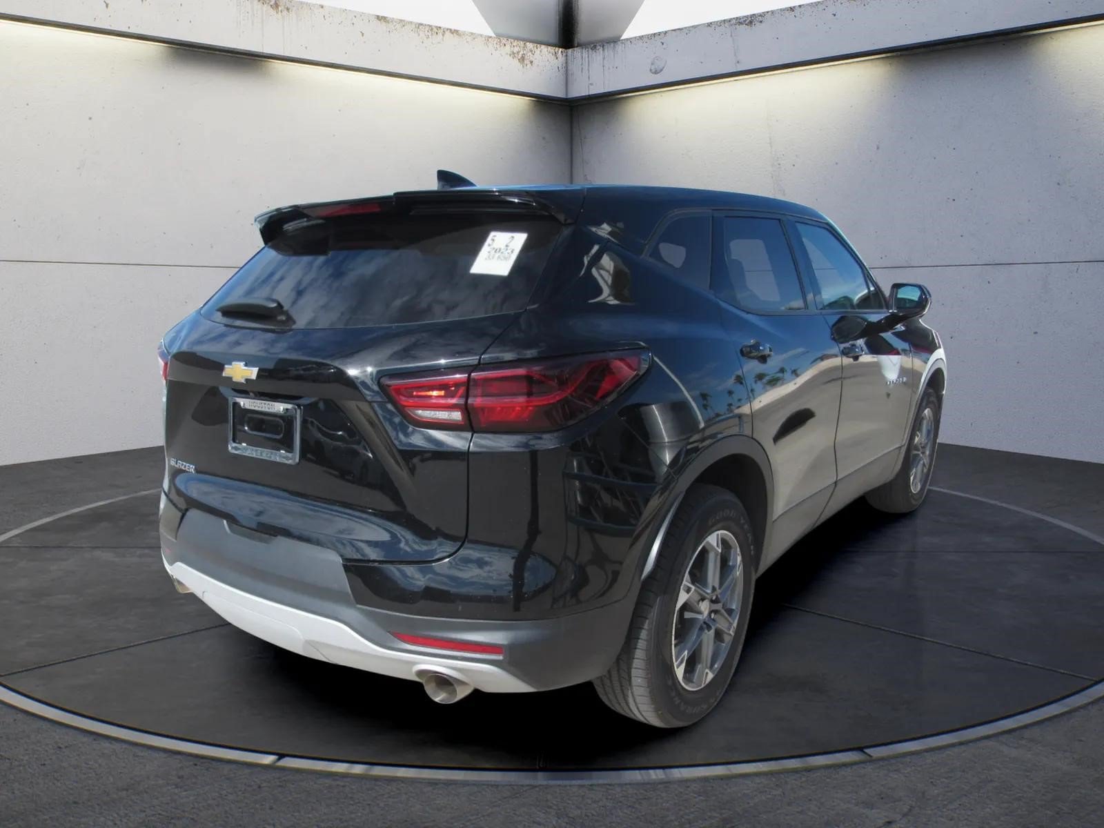 Used 2023 Chevrolet Blazer LT w/ Driver Confidence Package FWD image 3