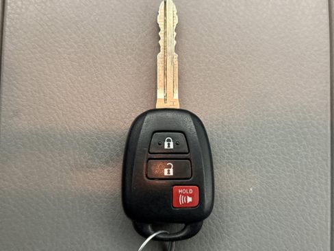 Used 2015 Toyota Highlander LE AWD/4WD image 10
