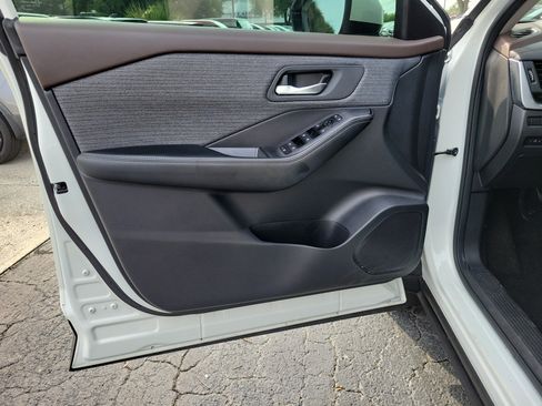 Certified 2023 Nissan Rogue SV FWD image 16