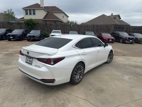 Used 2024 Lexus ES 300h w/ Technology Package image 11