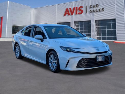 Used 2025 Toyota Camry LE image 3