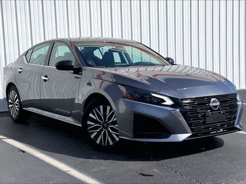 Used 2024 Nissan Altima 2.5 SV image 2