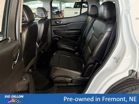 Certified 2022 GMC Acadia SLT w/ LPO, Black Accent Package AWD/4WD image 9