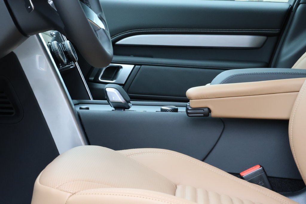 New 2026 Land Rover Discovery Dynamic SE AWD/4WD image 15