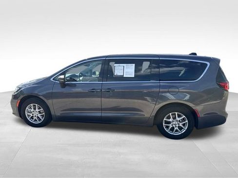 Used 2023 Chrysler Pacifica Touring-L FWD image 5