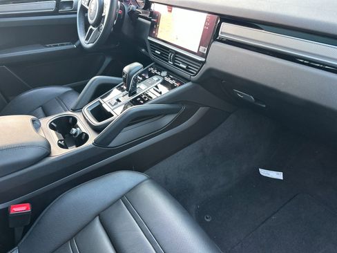 Used 2023 Porsche Cayenne Platinum Edition image 16