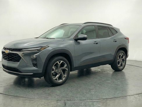 Used 2025 Chevrolet Trax LT image 3