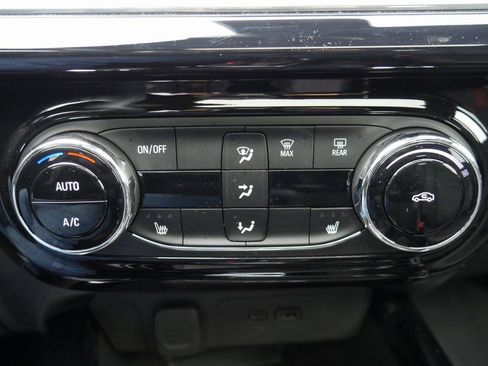 Used 2025 Chevrolet Trax RS w/ Sunroof Package image 17