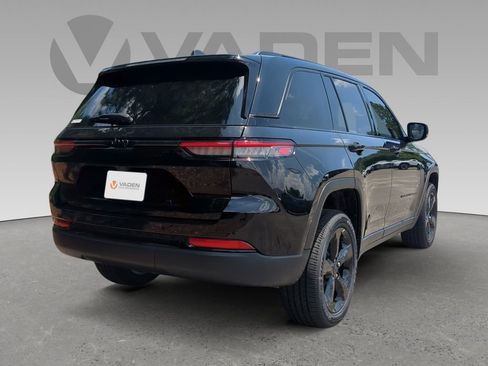 New 2025 Jeep Grand Cherokee Altitude image 24