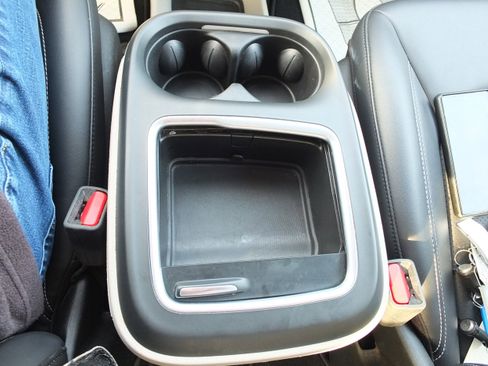 Used 2024 Chrysler Pacifica Touring-L image 24