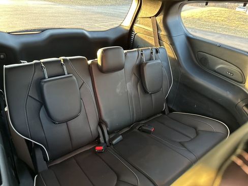 Used 2024 Chrysler Pacifica Limited w/ Uconnect Theater Family Group image 18