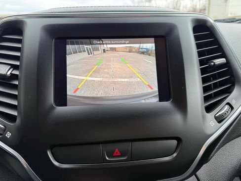 Used 2019 Jeep Cherokee Latitude w/ Popular Appearance Group image 31