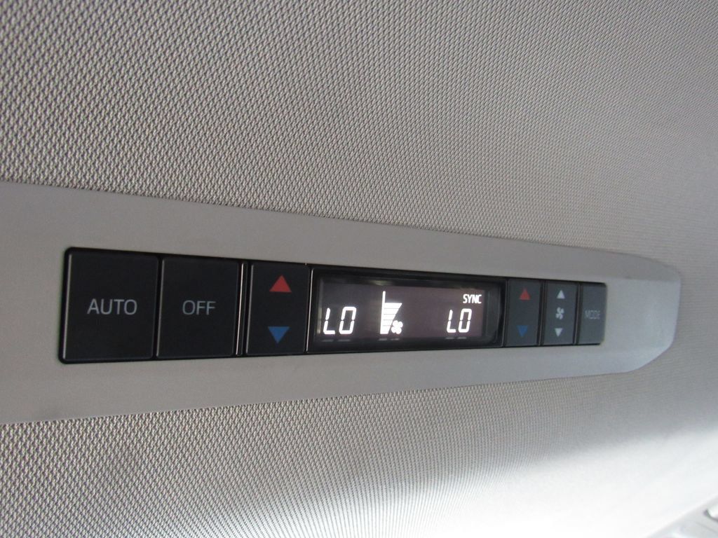 Certified 2025 Toyota Sienna XLE FWD image 36