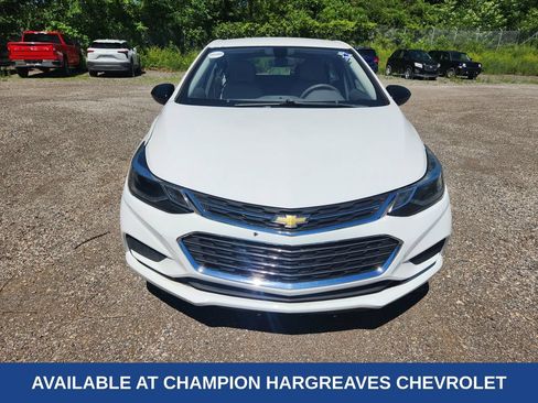 Used 2017 Chevrolet Cruze LT FWD image 2