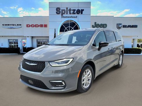Used 2025 Chrysler Pacifica Select FWD image 4