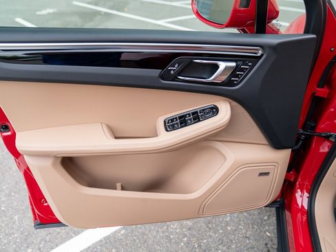 Certified 2026 Porsche Macan image 10