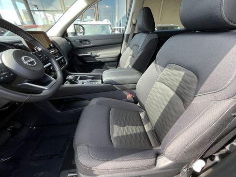 Used 2025 Nissan Pathfinder SV FWD image 29
