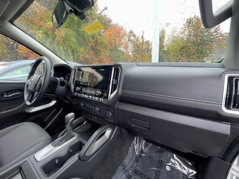 Certified 2025 Nissan Frontier SV image 11