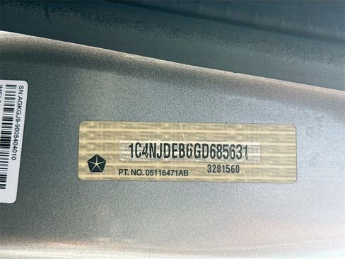 Used 2016 Jeep Compass Latitude image 28