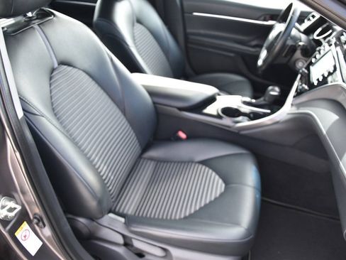 Used 2018 Toyota Camry SE FWD image 11