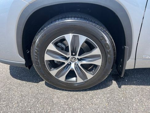 Used 2025 Toyota Highlander XLE AWD/4WD image 30