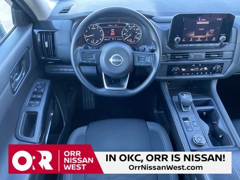 Used 2024 Nissan Pathfinder S image 21