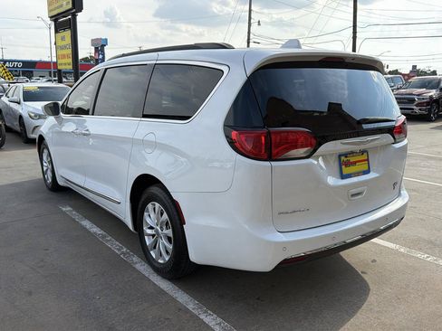 Used 2017 Chrysler Pacifica Touring-L FWD image 7