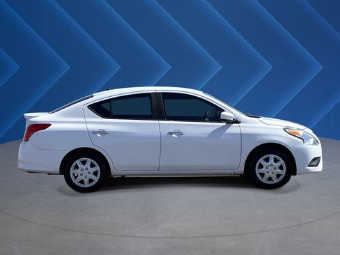 Used 2018 Nissan Versa SV FWD image 2
